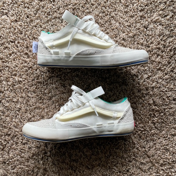 in and out shoes vans